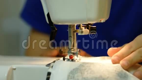 缝纫机缝制衣服视频的预览图