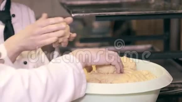 面包师女人在桌子上做馅饼双手慢点视频的预览图