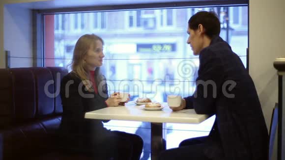 在咖啡馆里喝茶的男人和女人视频的预览图