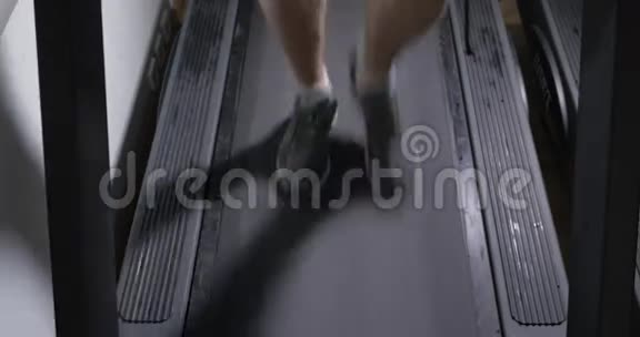 成年男性穿着运动鞋在跑步机上行走视频的预览图
