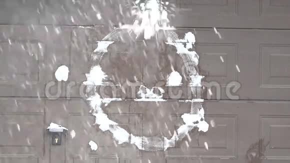 在墙上圈出目标雪球试图击中它雪在冬天玩游戏视频的预览图