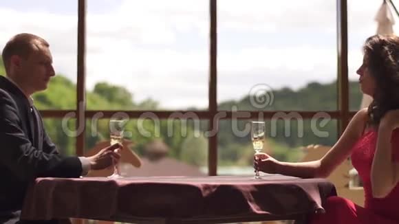 时尚的富有夫妇喜欢在豪华餐厅享用香槟视频的预览图