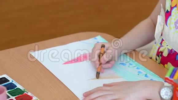 孩子的手在用彩色铅笔画画画铅笔孩子们学习世界画房子树太阳视频的预览图