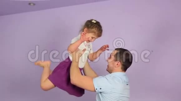快乐的父亲向小女儿举手视频的预览图