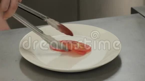 厨师装饰炒虾视频的预览图