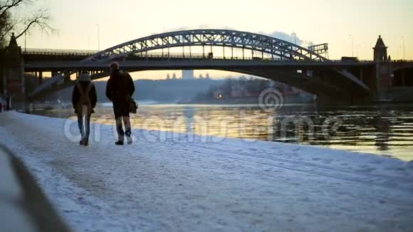 男人和女人在河边散步视频的预览图