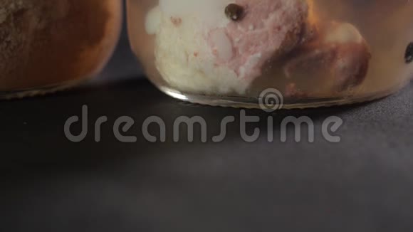 2牛肉炖在透明罐子里罐头制品肉制品视频的预览图
