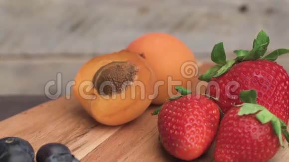 带有新鲜有机水果和浆果的木板视频的预览图
