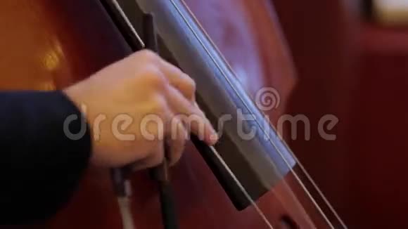 弹大提琴手指特写的人视频的预览图