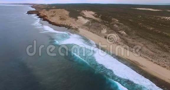 低水平飞行沿海滩和大浪到遥远的悬崖德克哈托格岛鲨鱼湾世界遗产区视频的预览图