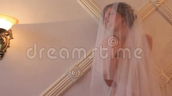 美丽的新娘在婚礼前在更衣室放松和享受乐趣视频的预览图