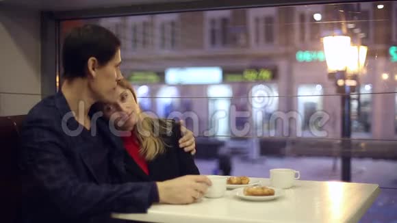 在咖啡馆里喝茶的男人和女人视频的预览图