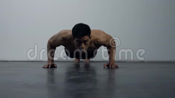 健身模型表演推UPS视频的预览图