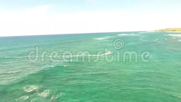 顶部4k无人驾驶飞机在夏威夷海景的夏季绿松石蓝色海水中缓慢滑行视频的预览图