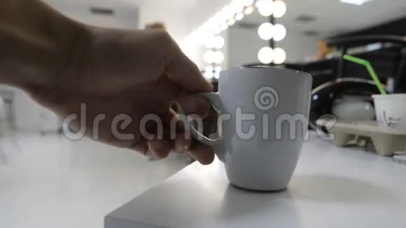 在化妆室或美容院喝茶或咖啡的杯视频的预览图