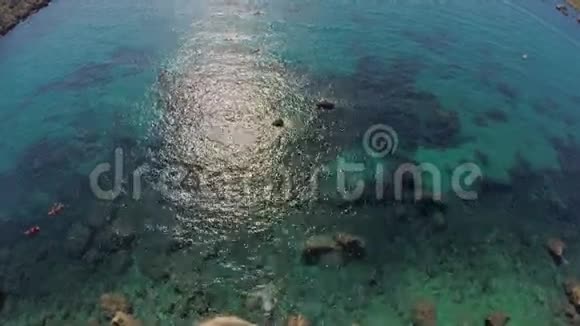 马耳他风景如画的海底水下岩石和珊瑚礁青绿色海水从空中大海视频的预览图