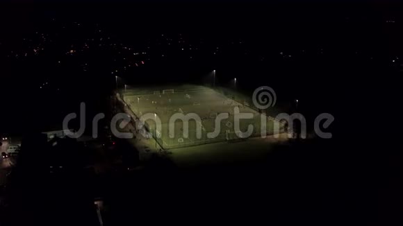 泛光灯天文小球场的足球练习视频的预览图