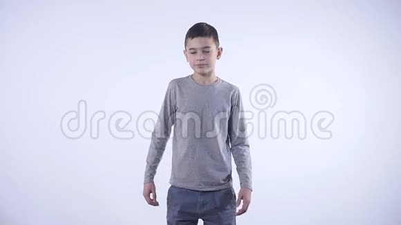 一个白人背景的亚洲困孩视频的预览图
