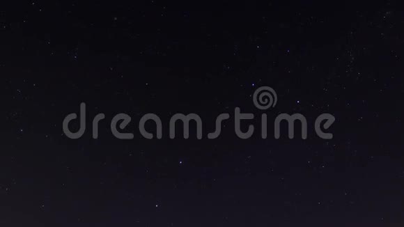 星星在夜空中移动的时间推移4K时间流逝视频的预览图