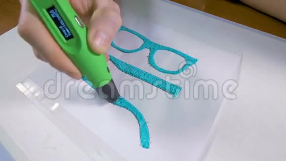 4K人手配3D笔印眼镜现代科技工艺视频的预览图