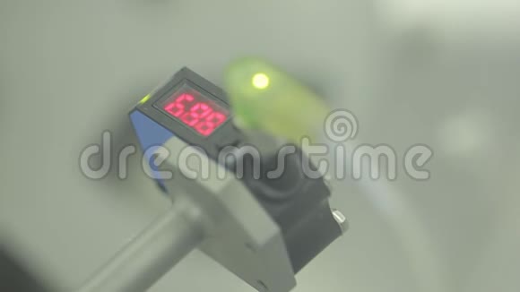技师使用热成像相机检查工厂温度检查温度的设备视频的预览图
