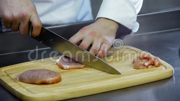 在木板上用刀切肉视频的预览图