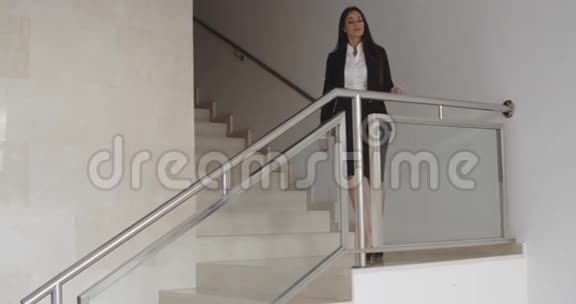 时髦自信的女商人走在室内视频的预览图