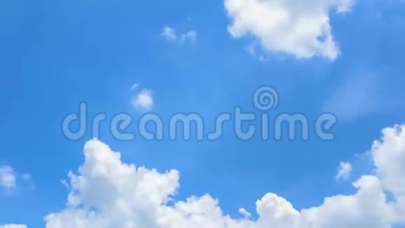 aaBig的白云在蓝天上移动视频的预览图