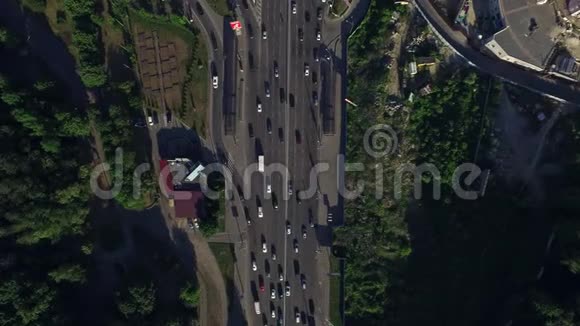 汽车在城市的公路上行驶城市公路上的空中观景车交通视频的预览图