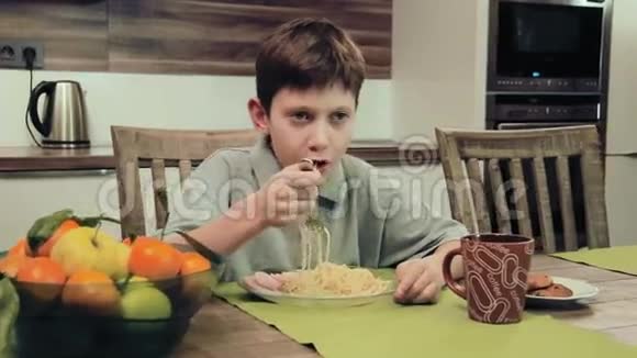 在厨房吃意大利面的男孩视频的预览图