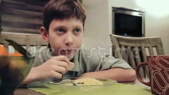 在厨房吃意大利面的男孩视频的预览图