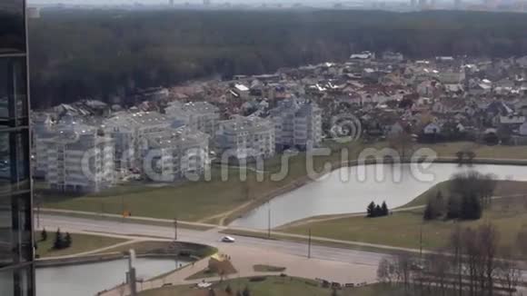 从建筑物屋顶看城市全景视频的预览图