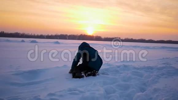 青少年在冬天在游乐场玩日落时分在雪地里翻腾视频的预览图