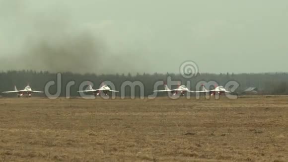 一群喷气式战斗机从机场起飞视频的预览图