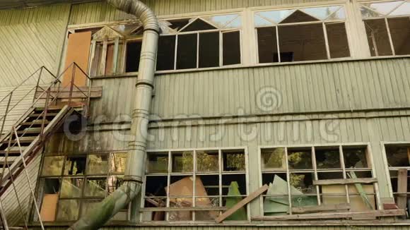 废弃工厂的围墙秋天的白天光滑的娃娃射击视频的预览图
