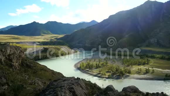 山崖上华丽的景观朝向山岭3840x2160视频的预览图
