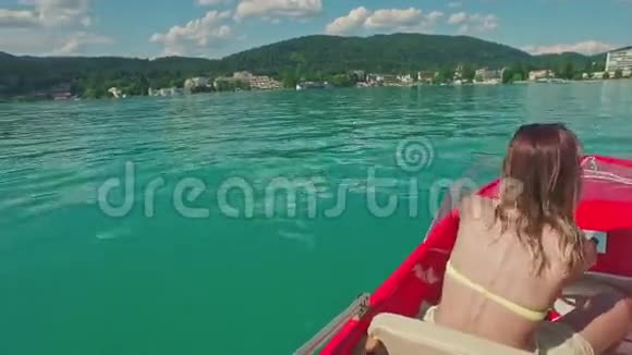 一位美丽的女士驾驶着一艘摩托艇行驶在沃瑟斯湖上视频的预览图