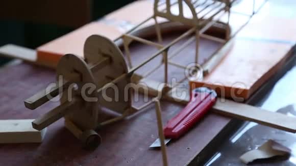 木制框架模型飞机视频的预览图