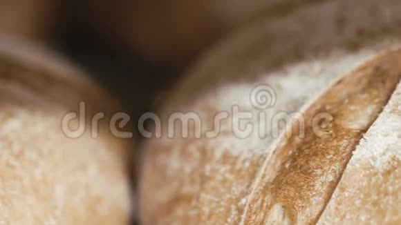 把许多新鲜的小麦面包视频的预览图
