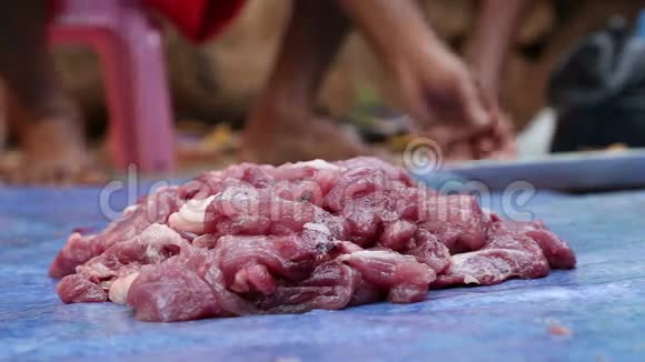 双手收起宰杀动物的肉片视频的预览图