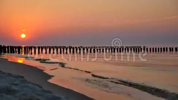 波罗的海上美丽的日落视频的预览图