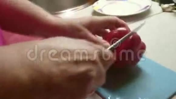 厨房里的女人切蔬菜视频的预览图