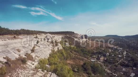 BeshKosh山和柏拉图的空中景观靠近Bakhchisaray山地车克里米亚视频的预览图