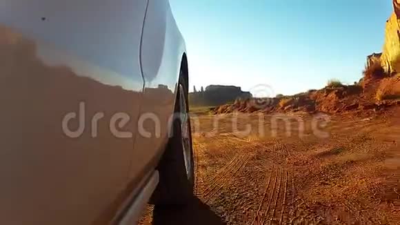 纪念碑谷驱车穿过美国沙漠峡谷视频的预览图