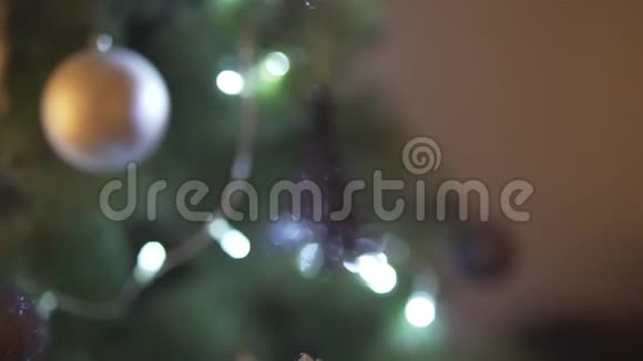 在令人难以置信的圣诞树装饰在节日的除夕气氛中闪耀着明亮的光线关闭离焦视图视频的预览图