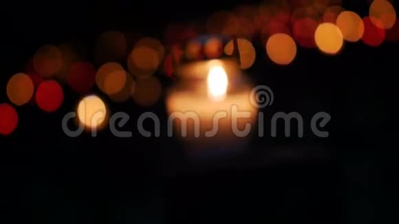 圣徒节期间蜡烛在墓地燃烧浅的景深视频的预览图