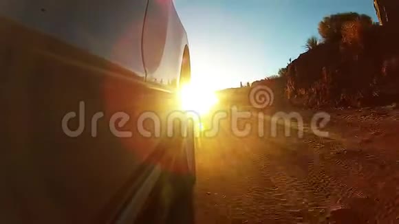 纪念碑谷驱车穿过沙漠峡谷视频的预览图