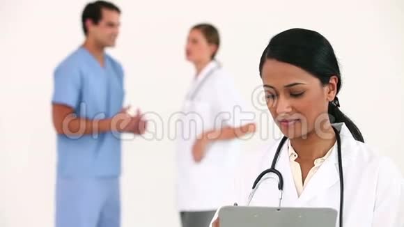 女医生在同事面前摆姿势视频的预览图
