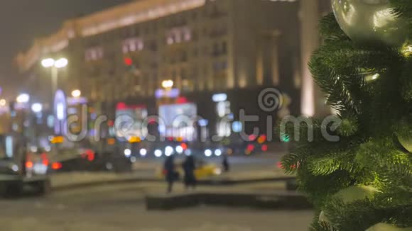 喜庆的气氛挂在树上的圣诞玩具背景下汽车的运动失去了焦点视频的预览图