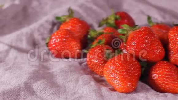 缓慢运动的草莓上滴水的极端特写镜头幻影Flex高清镜头视频的预览图